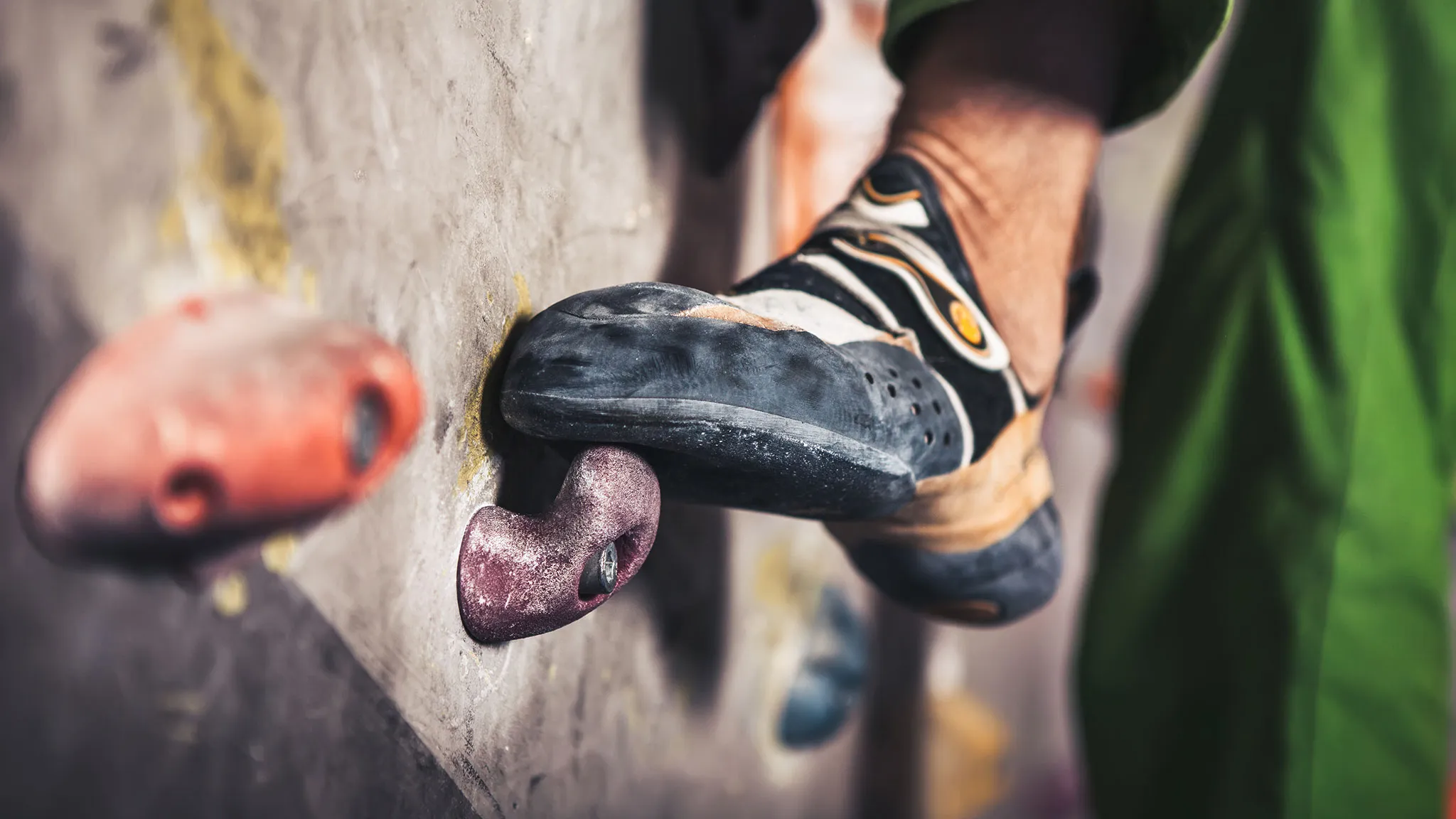 der Fuß einer Person auf einer Kletterwand