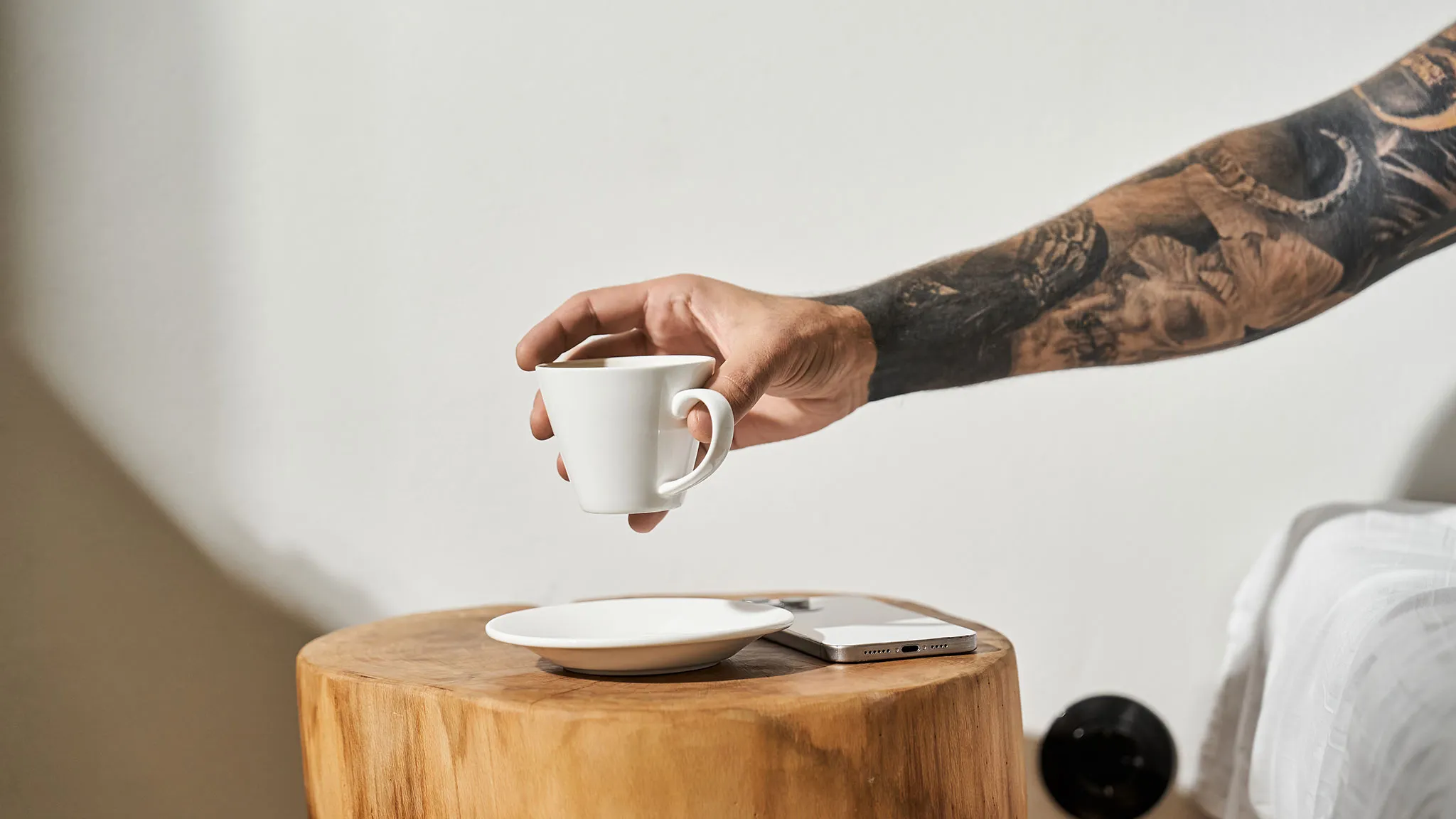 eine Person hält eine Tasse Kaffee